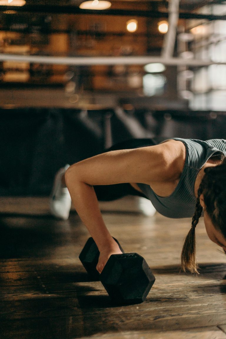 Pourquoi choisir une dalle caoutchouc pour vos espaces de musculation
